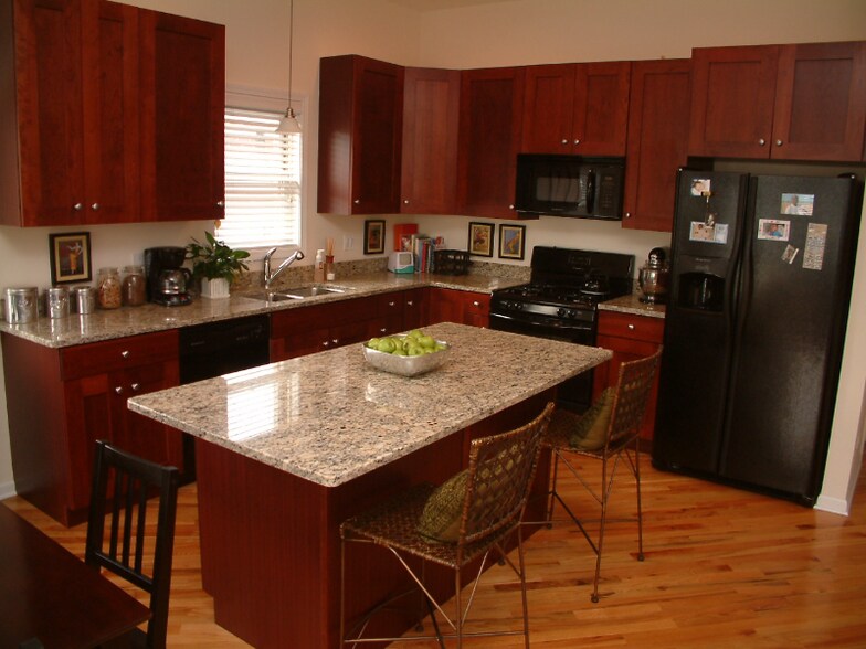 Primary Photo - 1528 W Greenleaf Ave