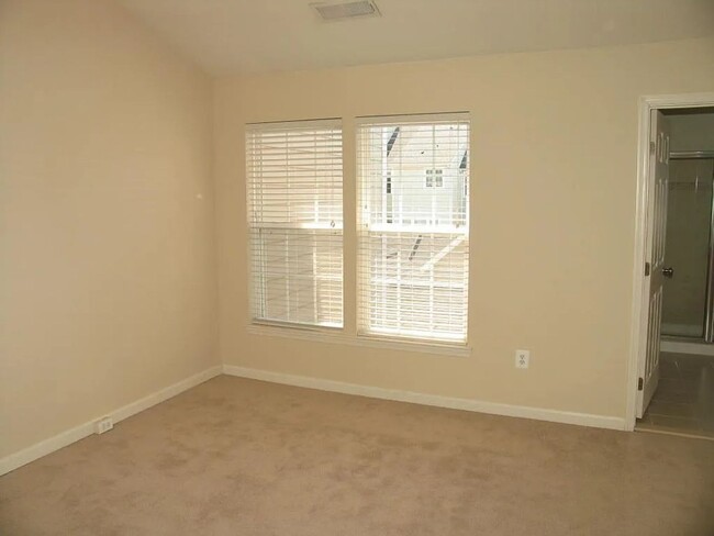 Building Photo - Beautiful townhome - 4BR, 2.5 Ba in a grea...
