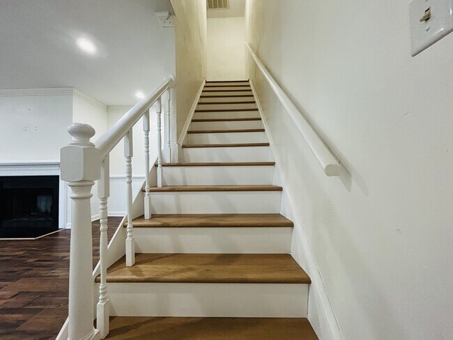 Building Photo - 5607 Gates Landing Rd