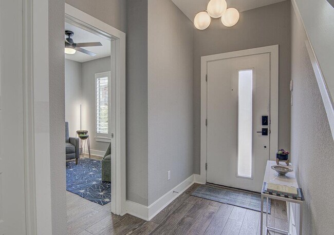 Building Photo - 1409 Lorraine Loop