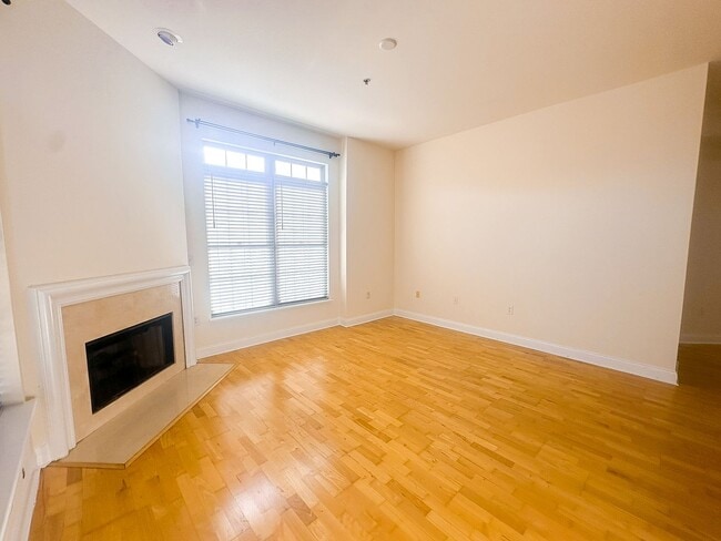 Building Photo - 450 E Ohio Unit 117