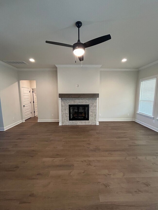 Building Photo - Beautiful Modern Home in Pea Ridge!