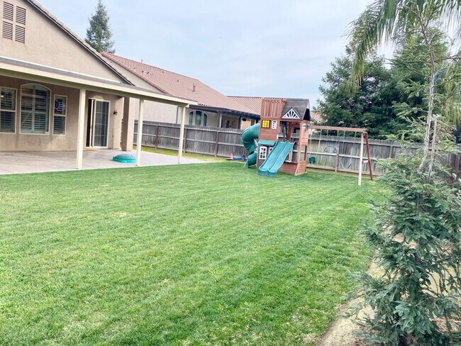 Building Photo - Beautiful 3-Bed, 2-Bath Near Sanger West High School