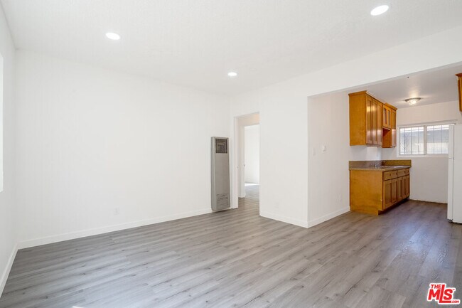 Building Photo - 241 W 84th St