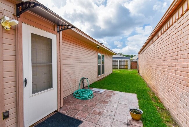 Building Photo - 11823 Zarroll Dr
