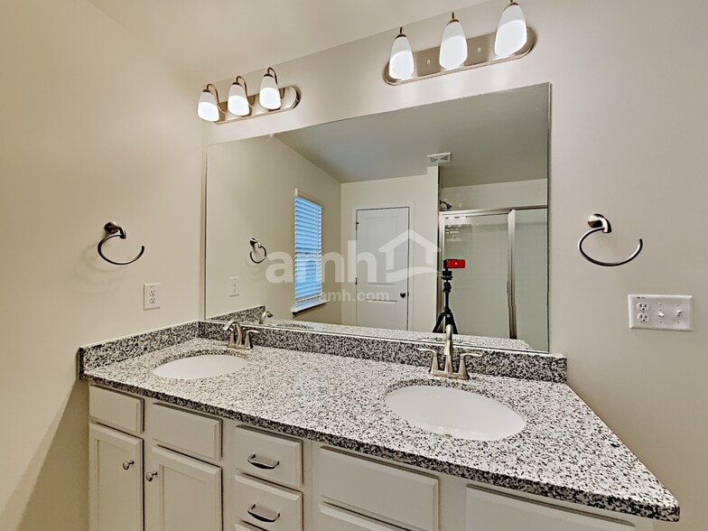 Building Photo - 692 Woodall Rd