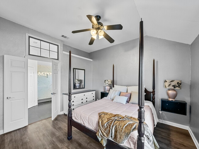 Building Photo - 2301 Summit Dr