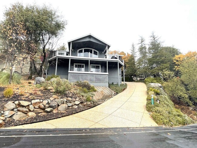 Building Photo - Elegant 4 bedroom 2.5 bath home, Completely Furnished