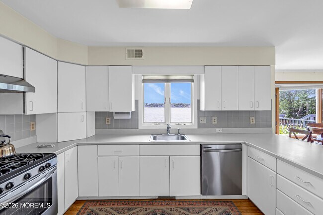 Building Photo - 105 Riverview Ave