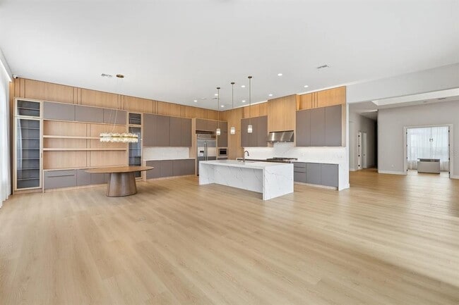 Building Photo - 16004 Pendio Dr
