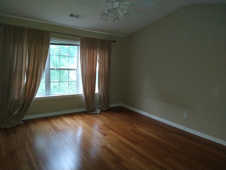 Building Photo - 715 Soneley Ct