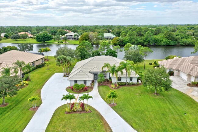 Building Photo - 8028 Plantation Lakes Dr