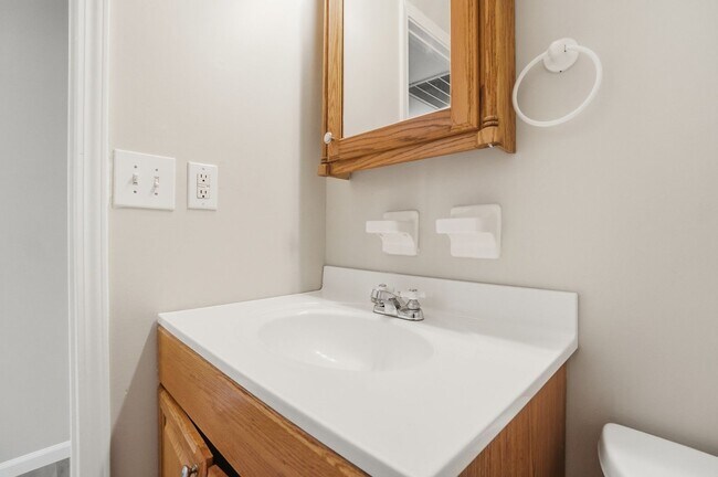 Building Photo - Three Bedroom Home with Great Outdoor Entertainment Space!