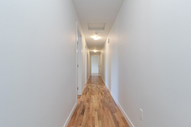 Building Photo - Beautifully Redesigned Home in Quiet Neighborhood