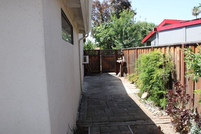 Building Photo - Charming 3 Bed 2 Bath House for lease.