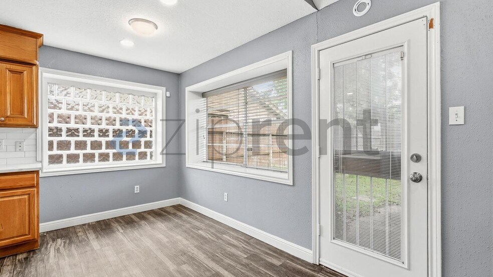 Building Photo - Unit