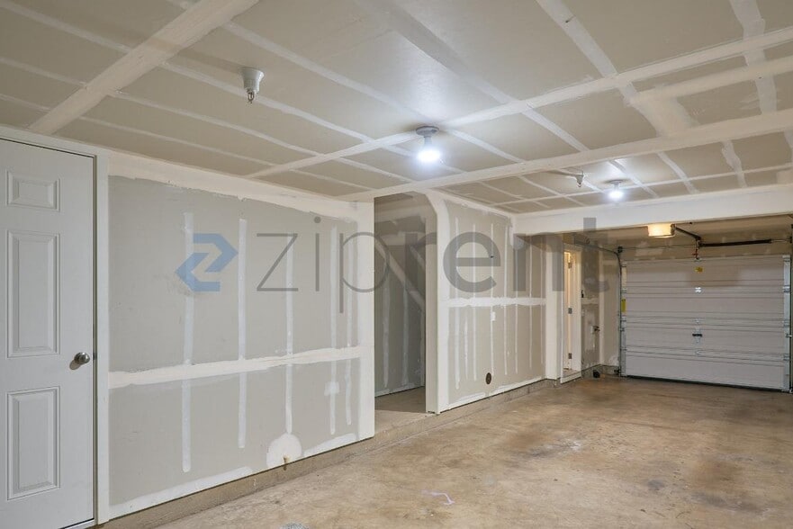 Building Photo - Unit 102