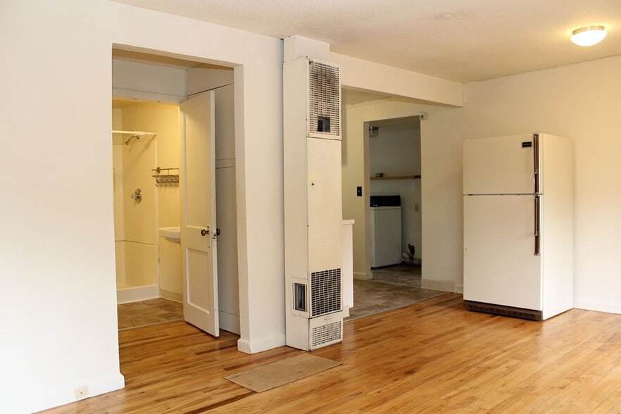 Building Photo - 10605 SE Bush St