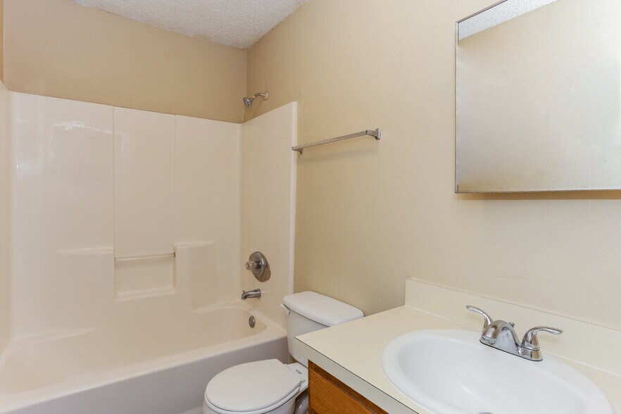 Building Photo - 1554 Brook Forest Dr