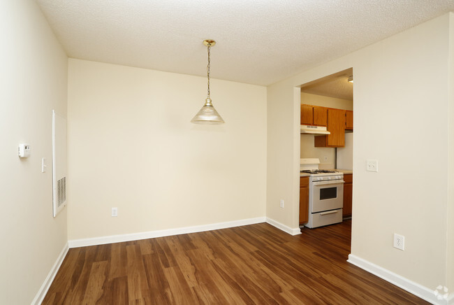 2BR, 2BA - 938sf- Dining Area - Forest Glen Apartments