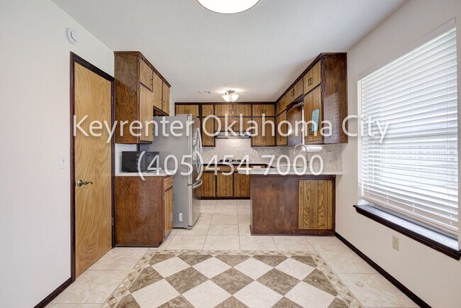 Building Photo - 10912 N Blackwelder Ave