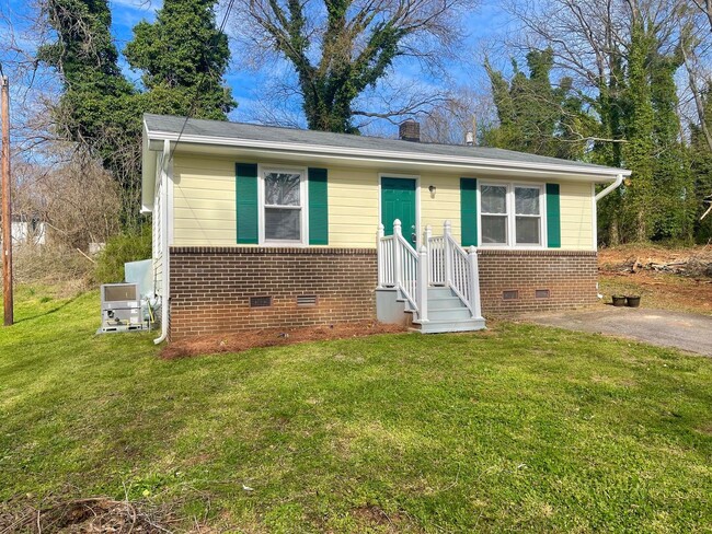 Primary Photo - Super Cute 2 bedroom / 1 bathroom home nea...