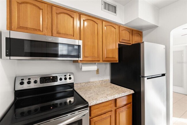 Building Photo - 885 James St