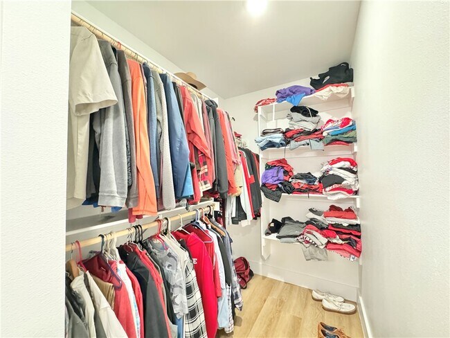 Building Photo - 681 Kendra St