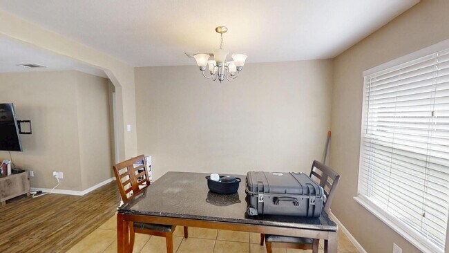 Building Photo - "Charming 3-Bedroom Home with 2 Baths on K...