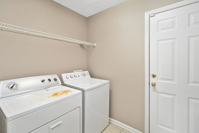 Building Photo - Nice 3/2 with Bonus Room in Oak Hammock Pr...