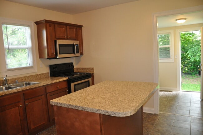 Building Photo - Sea Hero - Pre-Leasing for Fall Semester 2026