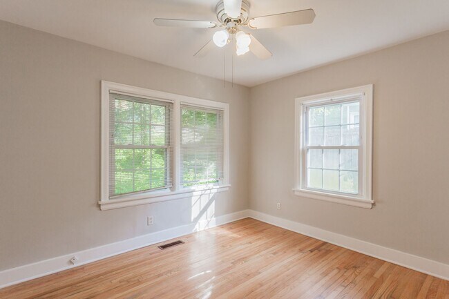 Building Photo - 3 bedroom Signal Mountain Charmer!