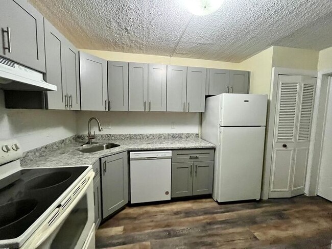 Building Photo - 1 Bedroom 2nd Floor Condo in East Orlando with Laminate Flooring and Scenic Balcony View!