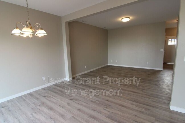 Building Photo - 650 Ruby Cir