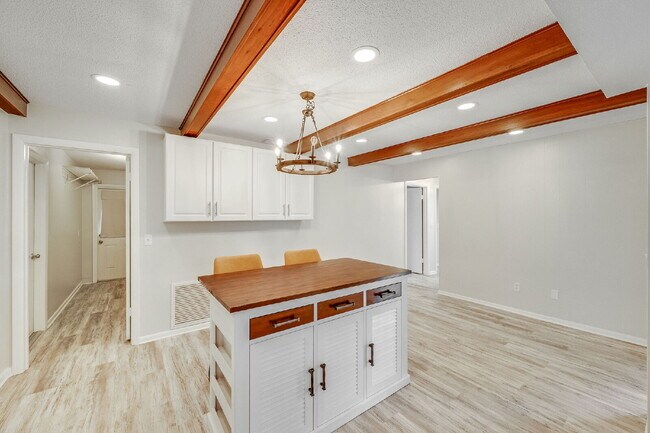 Building Photo - Beautiful 4 bedroom, 2 bathroom in Satellite Beach! NO HOA!!