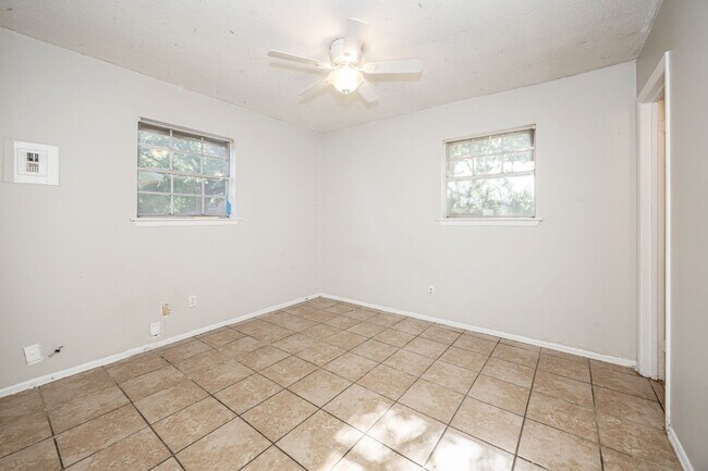 Building Photo - 5612 Rose Dr