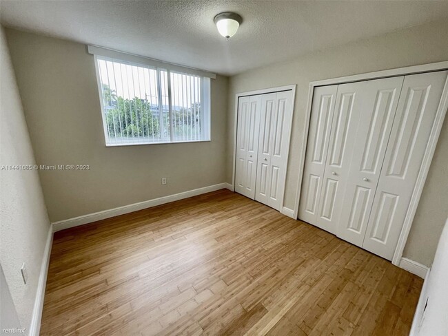 Building Photo - 2 br, 2 bath Condo - 8101 Crespi Blvd Apt 204