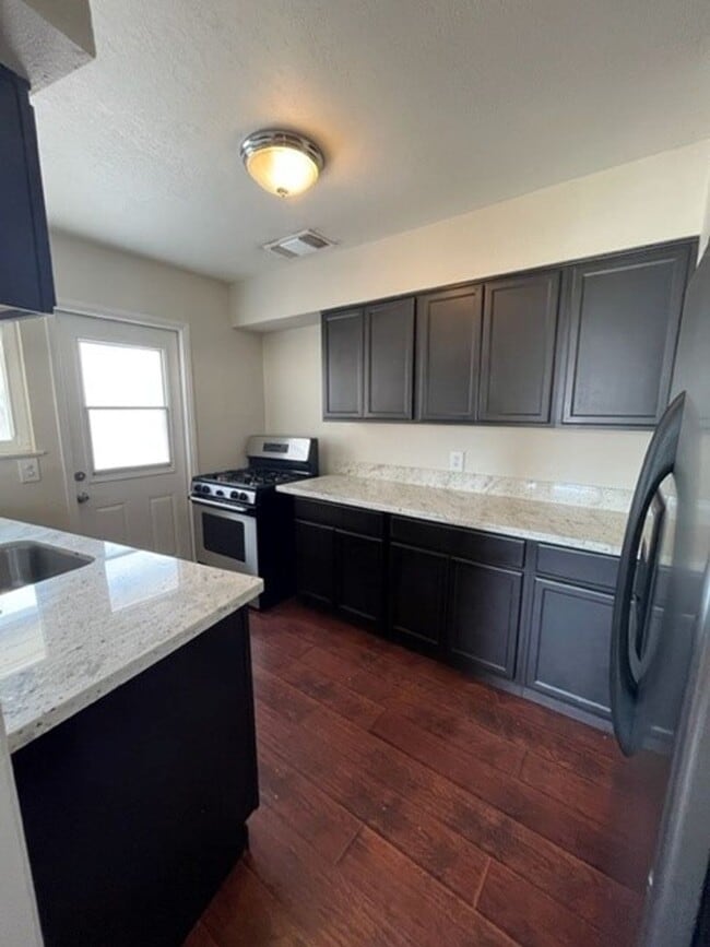 Building Photo - Spacious 2 bed 1bath home in the well desi...