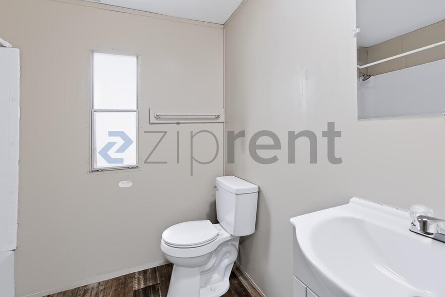 Building Photo - 1112 Armadillo Dr