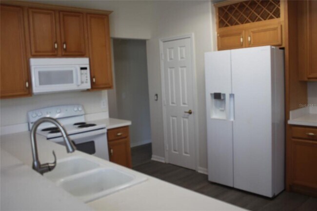 Building Photo - 1615 The Oaks Blvd