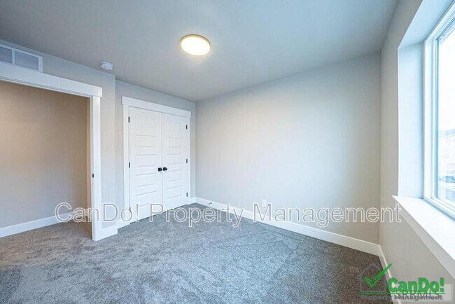 Building Photo - 3005 Sunburst Dr