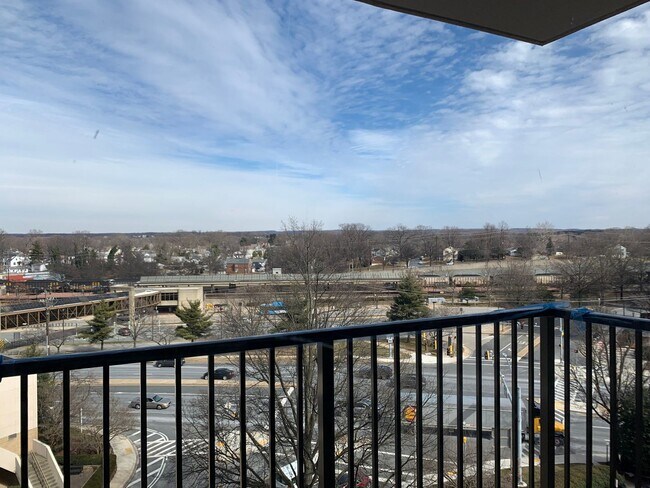 Building Photo - Sunny Studio in Downtown Rockville - ALL U...