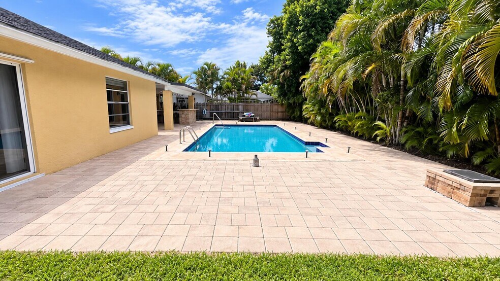 Building Photo - 11535 Sanderling Dr