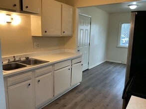 Building Photo - Comfortable 3 BR Single Family Home