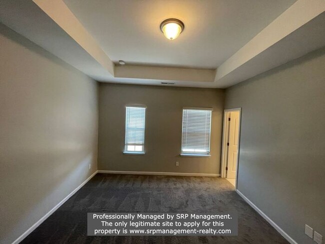 Building Photo - Three Bedroom Townhouse next to Light Rail...