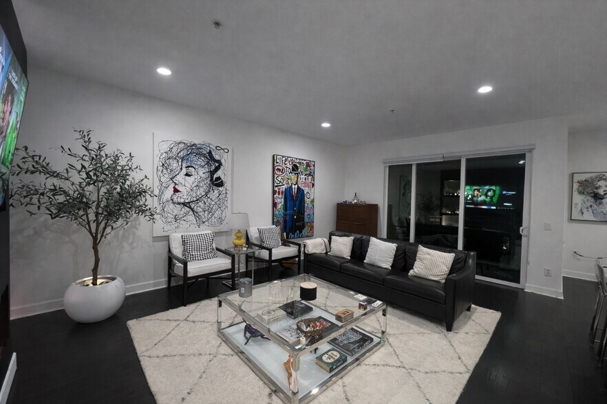 Building Photo - 300 E 4th St