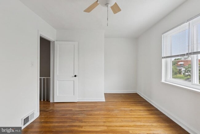 Building Photo - 128 33rd St NE