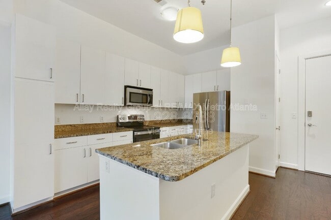 Building Photo - 711 Cosmopolitan Dr NE