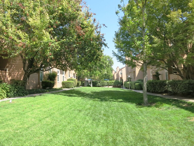 Building Photo - 3 bed/2 bath Upstairs condo! Hardwood floor, full kitchen, washer/dryer