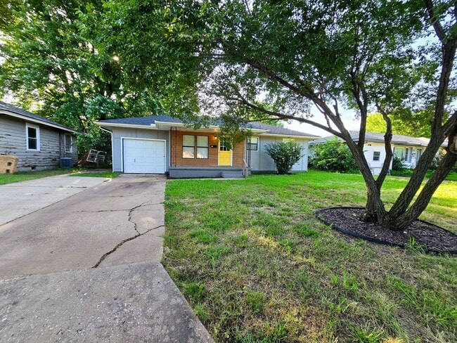 Building Photo - 3 Bedroom 1 Bath Home in Shawnee!